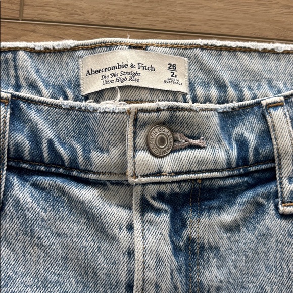 Abercrombie & Fitch Ultra High Rise 90s Straight Jeans light wash distressed hem - Picture 4 of 6